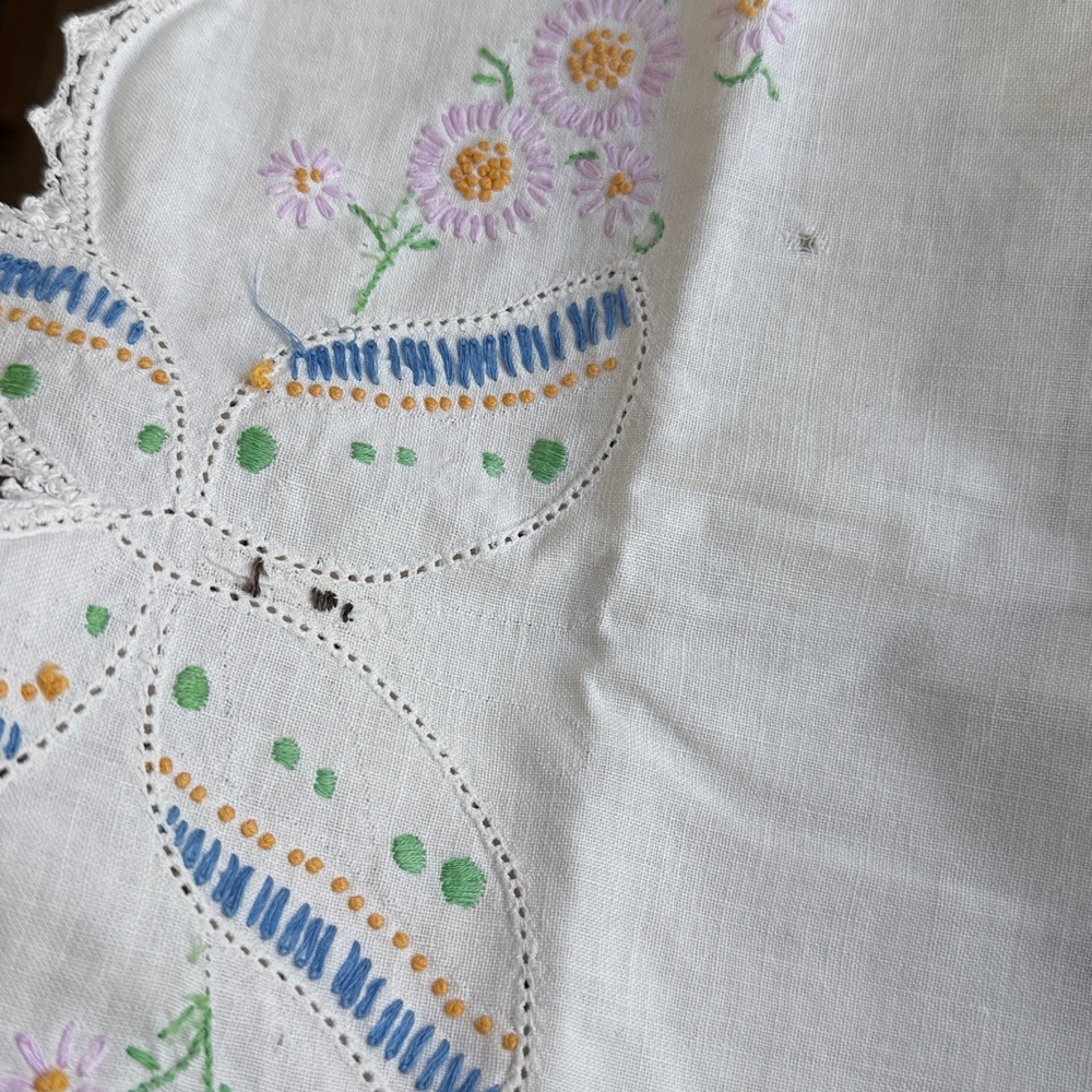 Vintage Spring Kitchen Linens Lot, 2 tablecloths, 2 table runners - Picture 8 of 16